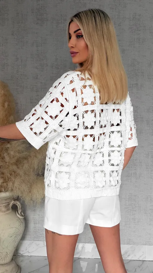 Lekki bawełniany sweter na guziki w stylu szydełkowym ONE SIZE biały - R921