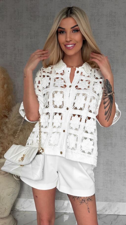 Lekki bawełniany sweter na guziki w stylu szydełkowym ONE SIZE biały - R921