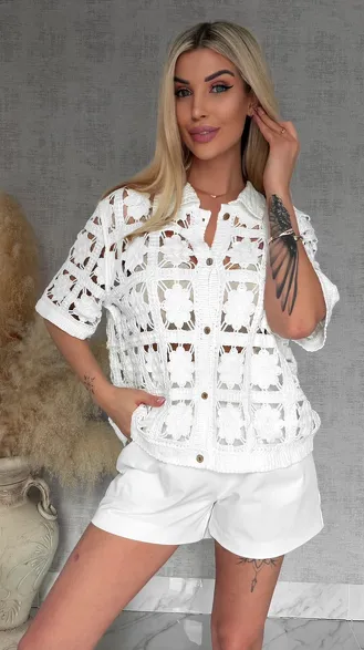 Lekki bawełniany sweter na guziki w stylu szydełkowym ONE SIZE biały - R921