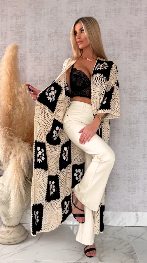 Oryginalna szydełkowa MAXI narzutka z haftowanymi kwiatami ONE SIZE czarna - R702A