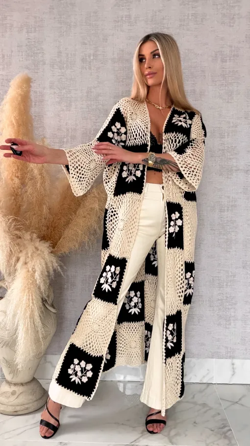 Oryginalna szydełkowa MAXI narzutka z haftowanymi kwiatami ONE SIZE czarna - R702A