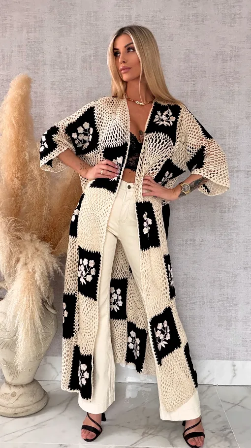 Oryginalna szydełkowa MAXI narzutka z haftowanymi kwiatami ONE SIZE czarna - R702A