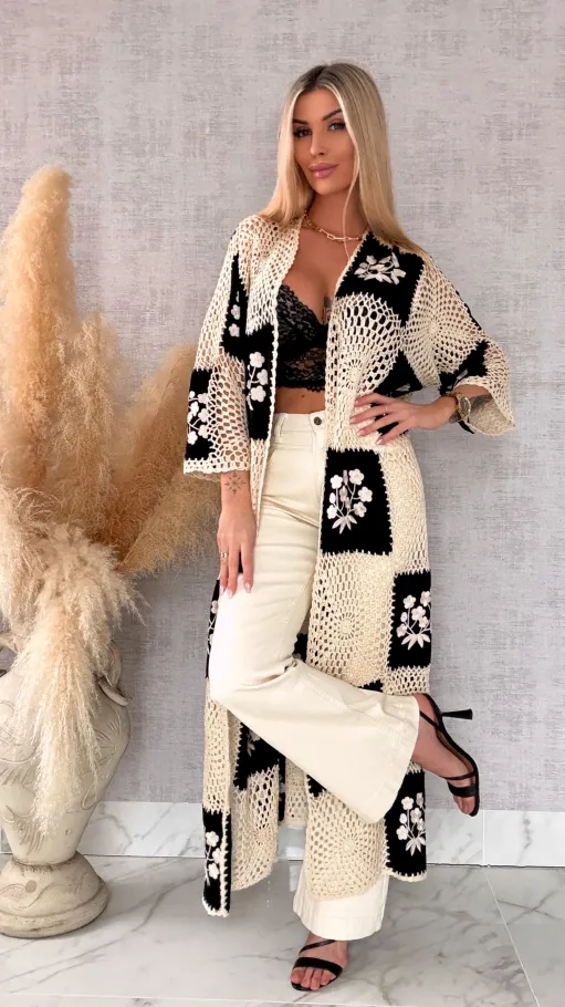 Oryginalna szydełkowa MAXI narzutka z haftowanymi kwiatami ONE SIZE czarna - R702A