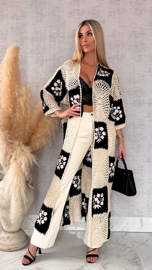 Oryginalna szydełkowa MAXI narzutka z haftowanymi kwiatami ONE SIZE czarna - R702A