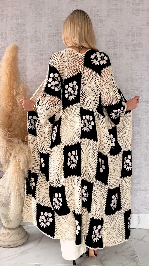 Oryginalna szydełkowa MAXI narzutka z haftowanymi kwiatami ONE SIZE czarna - R702A