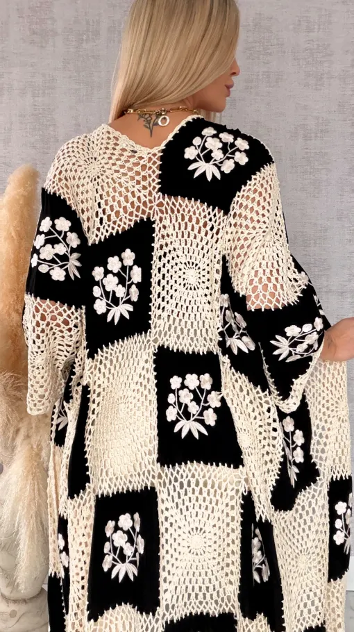 Oryginalna szydełkowa MAXI narzutka z haftowanymi kwiatami ONE SIZE czarna - R702A