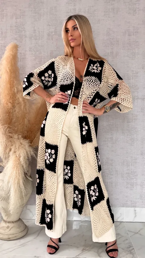 Oryginalna szydełkowa MAXI narzutka z haftowanymi kwiatami ONE SIZE czarna - R702A