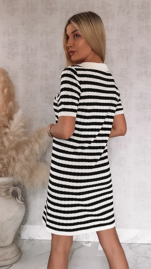 Sukienka w czarne pasy z modnym dekoltem ONE SIZE wiskoza - R941