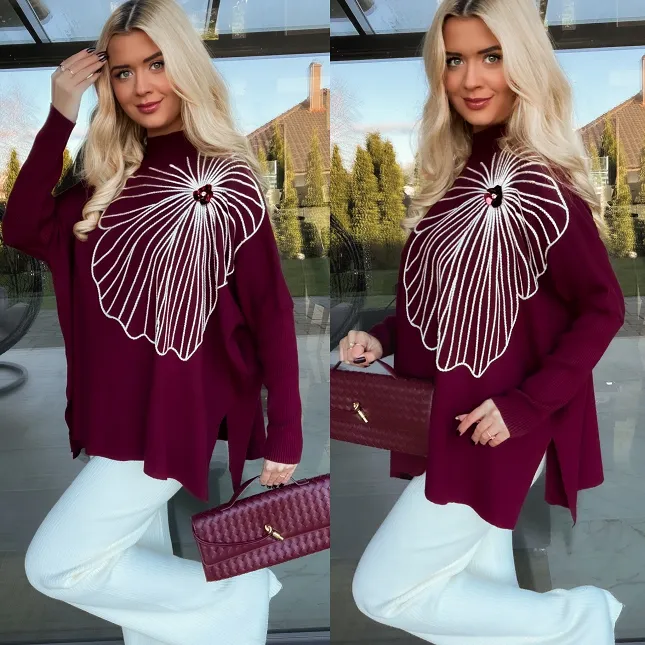 Sweter tunika z kontrastowym kwiatem ONE SIZE bordowy - R331A