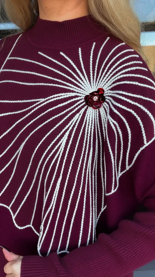 Sweter tunika z kontrastowym kwiatem ONE SIZE bordowy - R331A