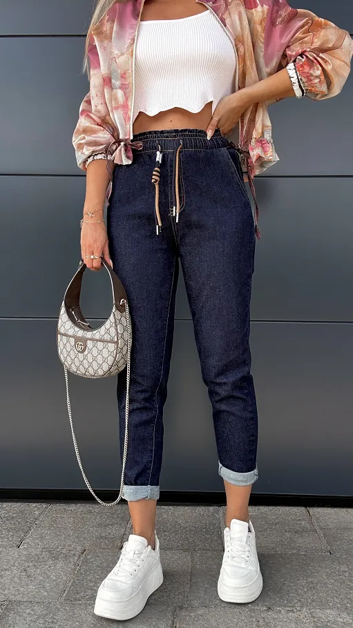 Elastyczne spodnie jeansowe MOM FIT z gumą w pasie BLUE JEANS - R001