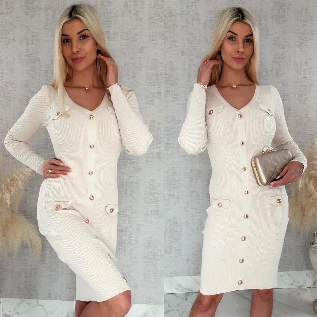 Elastyczna dzianinowa sukienka ze złotymi guzikami BEŻOWA wiskoza - R938A