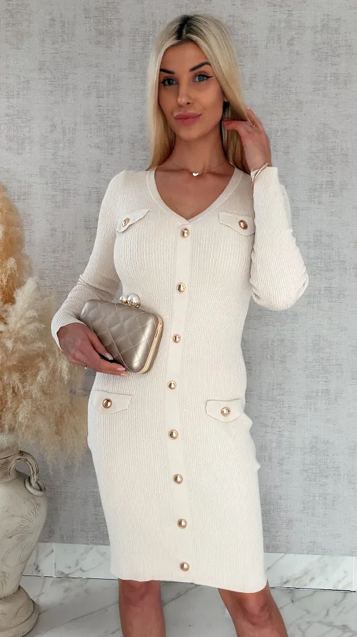 Elastyczna dzianinowa sukienka ze złotymi guzikami BEŻOWA wiskoza - R938A