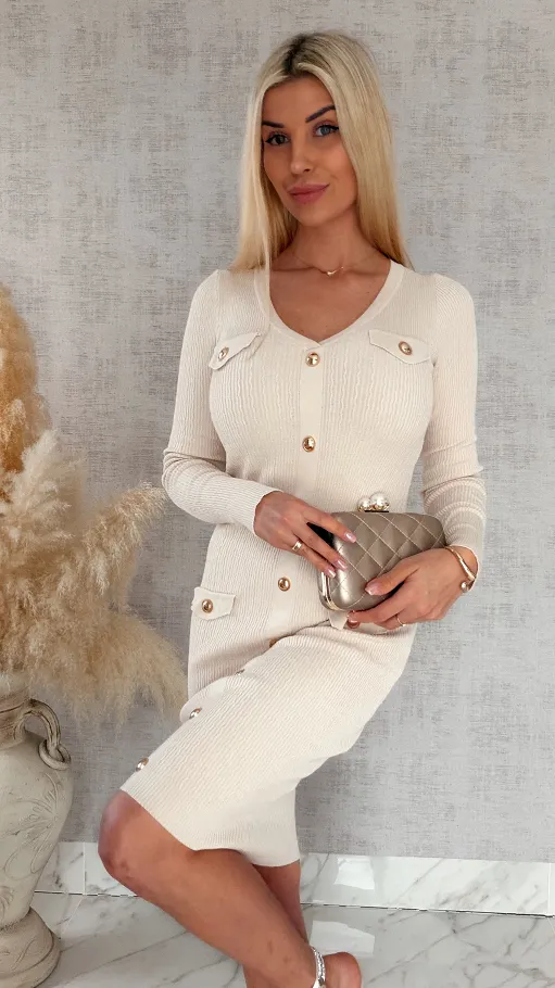 Elastyczna dzianinowa sukienka ze złotymi guzikami BEŻOWA wiskoza - R938A