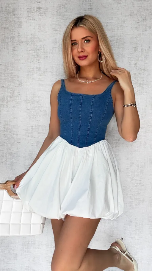 Elastyczny kombinezon jeansowy na ramiączkach w stylu sukienki BIAŁY - P371A