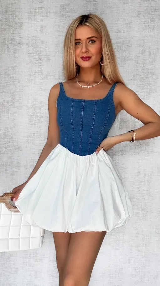 Elastyczny kombinezon jeansowy na ramiączkach w stylu sukienki BIAŁY - P371A
