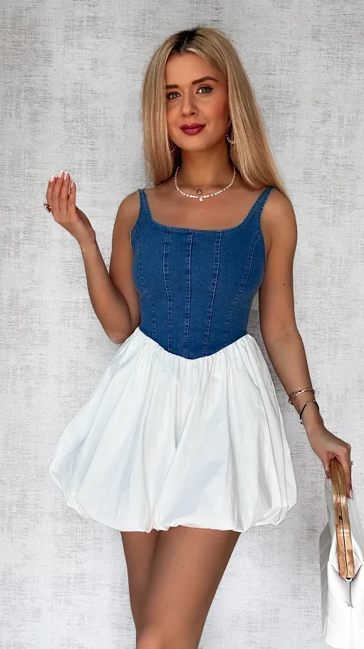Elastyczny kombinezon jeansowy na ramiączkach w stylu sukienki BIAŁY - P371A