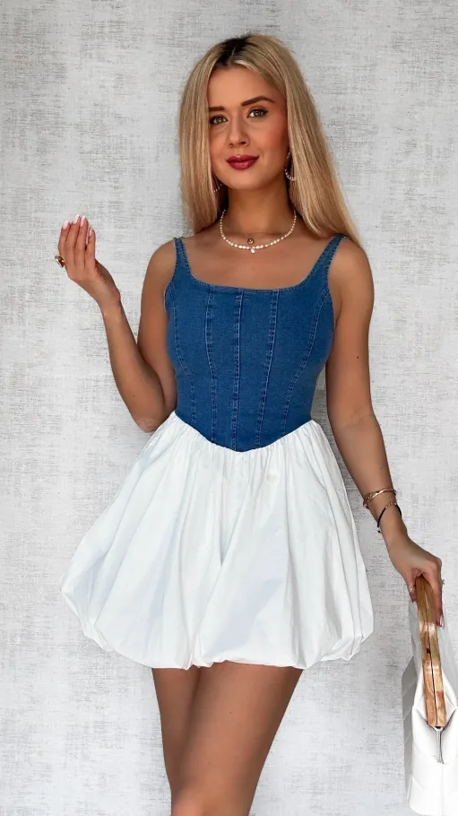 Elastyczny kombinezon jeansowy na ramiączkach w stylu sukienki BIAŁY - P371A