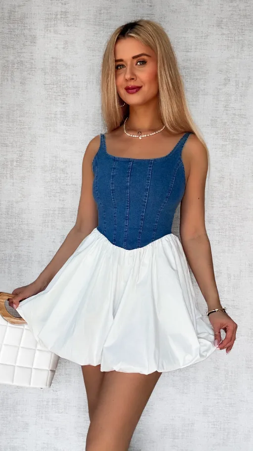 Elastyczny kombinezon jeansowy na ramiączkach w stylu sukienki BIAŁY - P371A