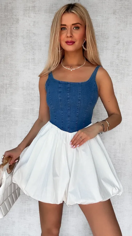 Elastyczny kombinezon jeansowy na ramiączkach w stylu sukienki BIAŁY - P371A