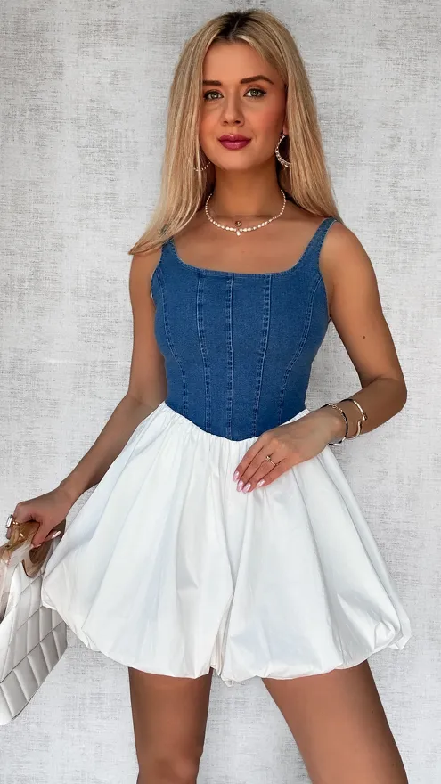 Elastyczny kombinezon jeansowy na ramiączkach w stylu sukienki BIAŁY - P371A