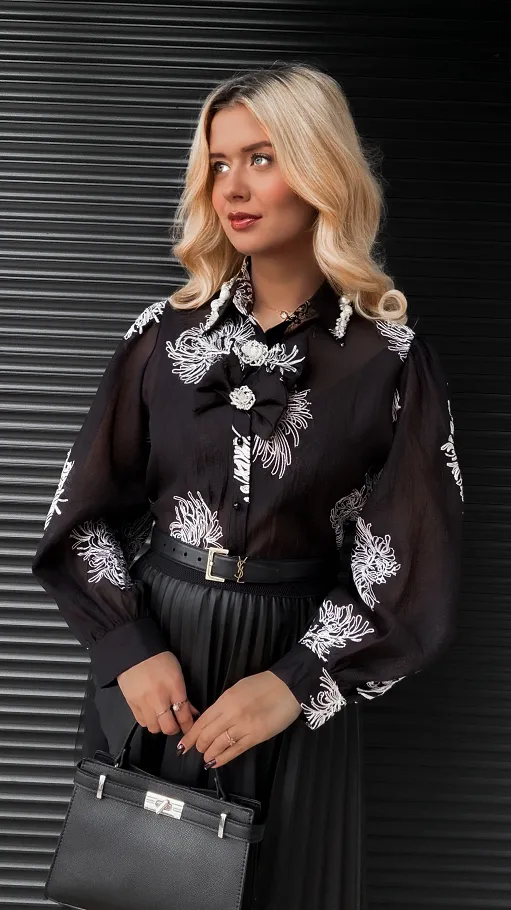 Czarna koszula haftowana w białe kwiaty z kokardkami ONE SIZE - R367