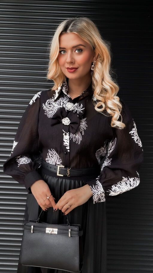 Czarna koszula haftowana w białe kwiaty z kokardkami ONE SIZE - R367