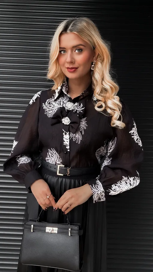 Czarna koszula haftowana w białe kwiaty z kokardkami ONE SIZE - R367
