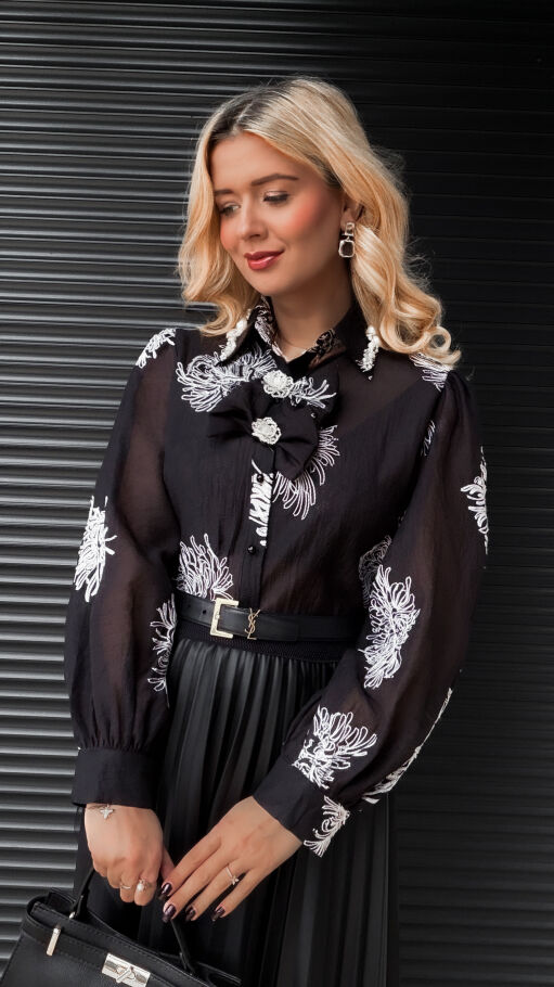 Czarna koszula haftowana w białe kwiaty z kokardkami ONE SIZE - R367