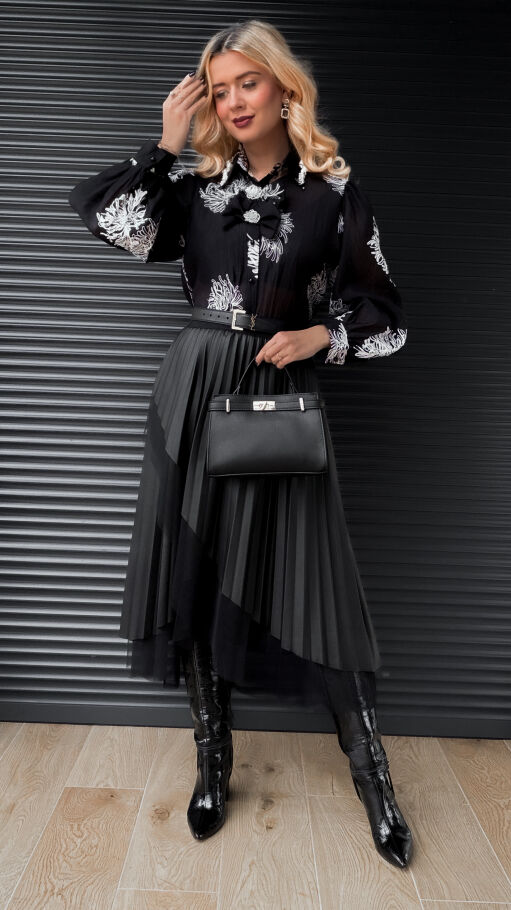 Czarna koszula haftowana w białe kwiaty z kokardkami ONE SIZE - R367