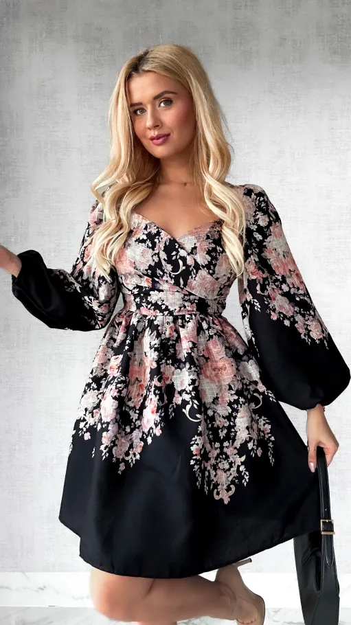 Czarna bawełniana sukienka w kwiaty z pięknym dekoltem - P468A