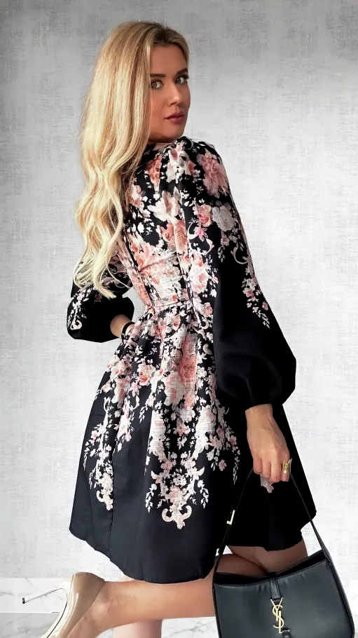 Czarna bawełniana sukienka w kwiaty z pięknym dekoltem - P468A