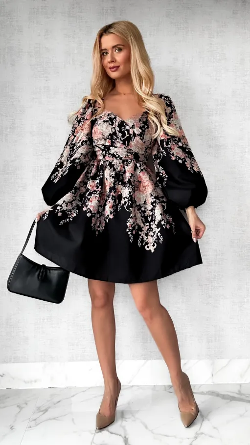 Czarna bawełniana sukienka w kwiaty z pięknym dekoltem - P468A