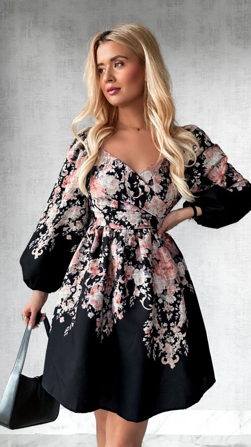 Czarna bawełniana sukienka w kwiaty z pięknym dekoltem - P468A
