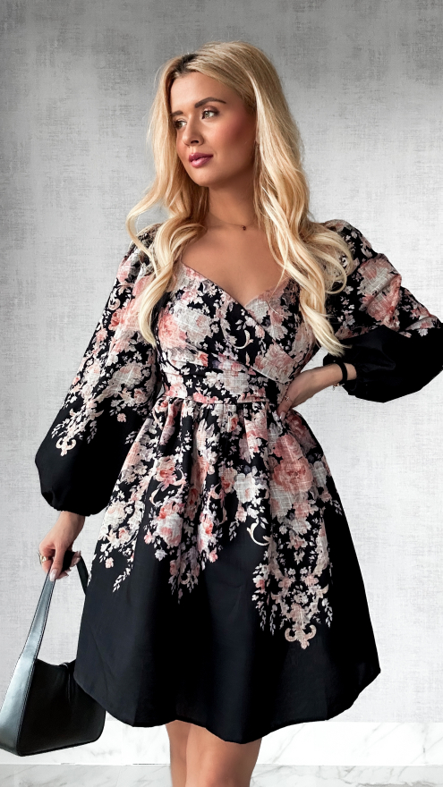 Czarna bawełniana sukienka w kwiaty z pięknym dekoltem - P468A