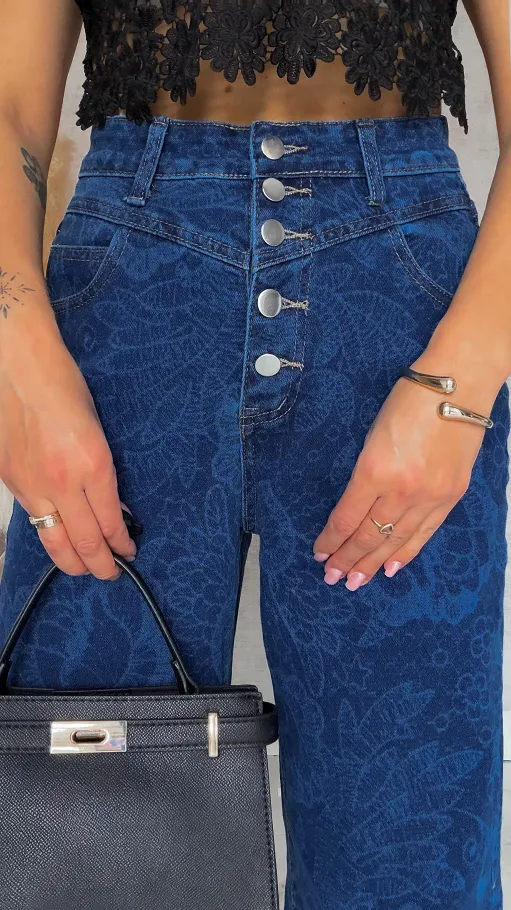 Elastyczne spodnie jeansowe w dekatyzowane kwiaty BLUE JEANS - R777