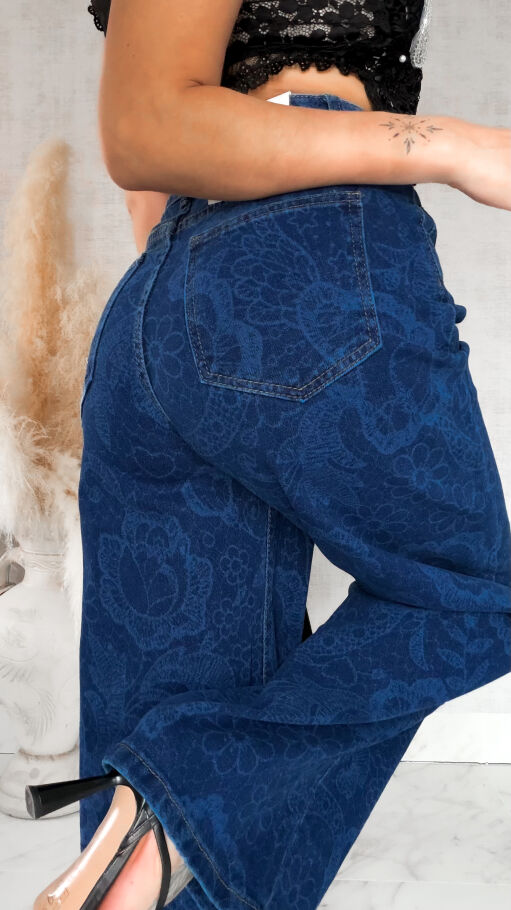 Elastyczne spodnie jeansowe w dekatyzowane kwiaty BLUE JEANS - R777