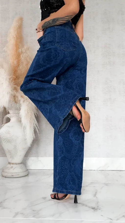 Elastyczne spodnie jeansowe w dekatyzowane kwiaty BLUE JEANS - R777