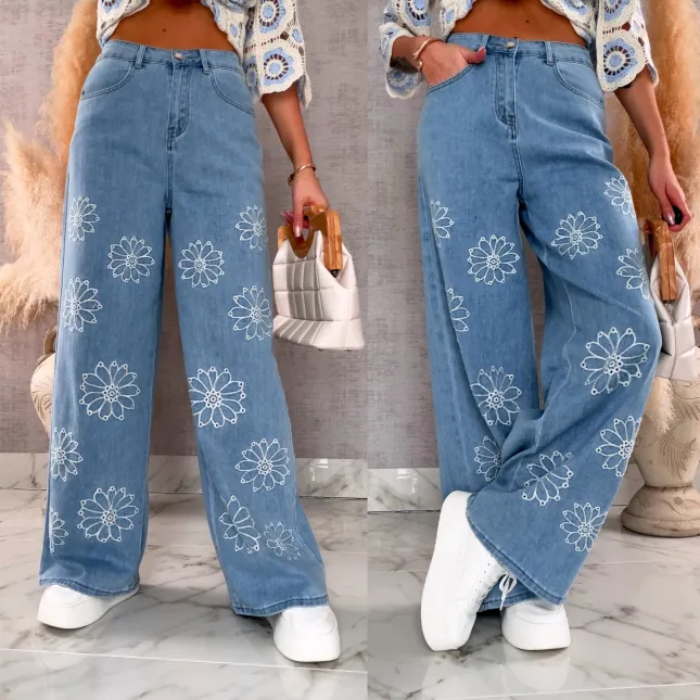 Lekko elastyczne spodnie jeansowe BLUE JEANS z haftowanymi kwiatami - R710