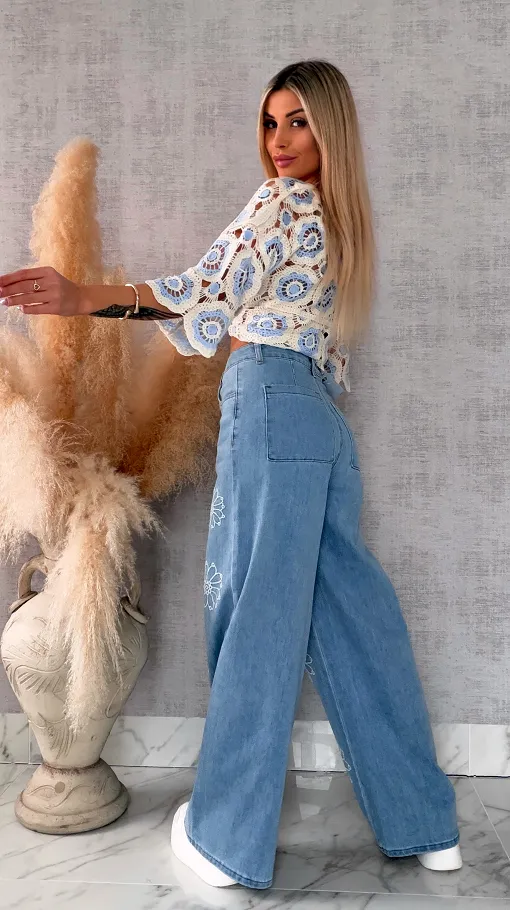 Lekko elastyczne spodnie jeansowe BLUE JEANS z haftowanymi kwiatami - R710