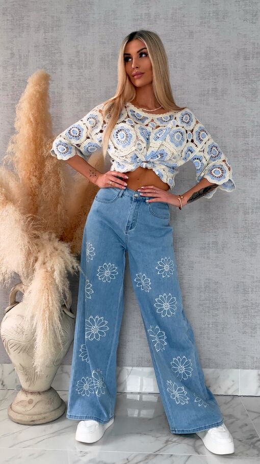 Lekko elastyczne spodnie jeansowe BLUE JEANS z haftowanymi kwiatami - R710
