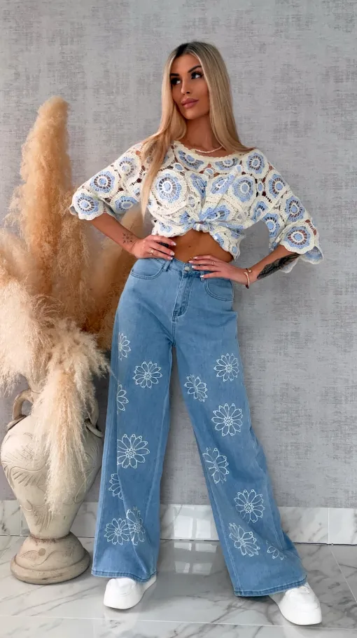 Lekko elastyczne spodnie jeansowe BLUE JEANS z haftowanymi kwiatami - R710