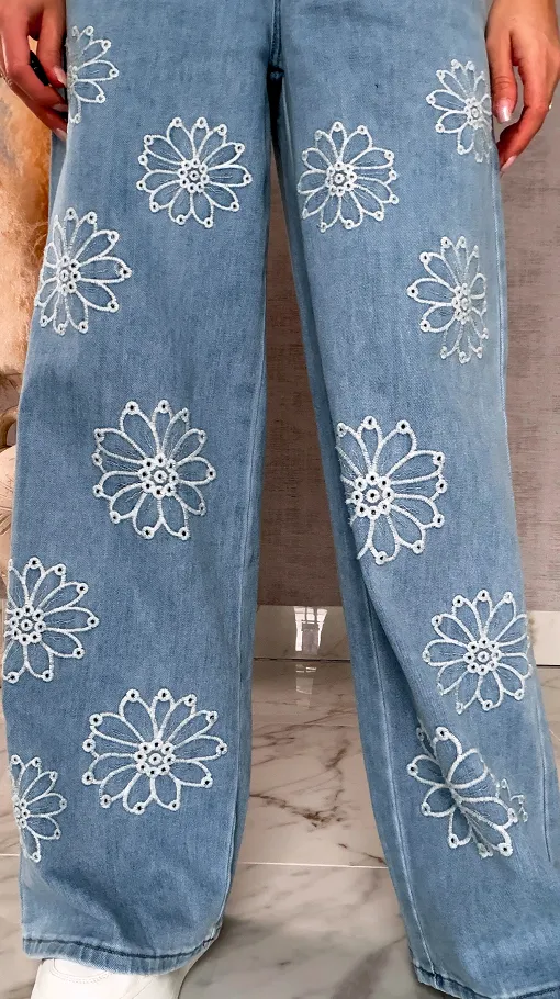 Lekko elastyczne spodnie jeansowe BLUE JEANS z haftowanymi kwiatami - R710