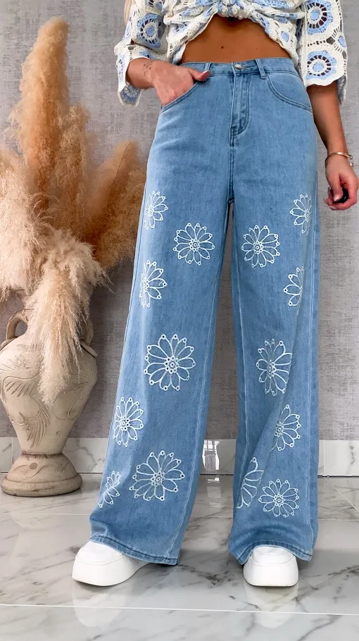 Lekko elastyczne spodnie jeansowe BLUE JEANS z haftowanymi kwiatami - R710