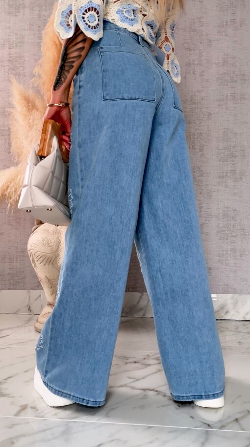 Lekko elastyczne spodnie jeansowe BLUE JEANS z haftowanymi kwiatami - R710