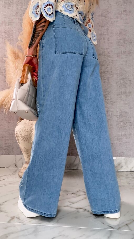 Lekko elastyczne spodnie jeansowe BLUE JEANS z haftowanymi kwiatami - R710