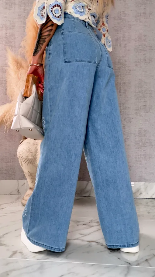 Lekko elastyczne spodnie jeansowe BLUE JEANS z haftowanymi kwiatami - R710