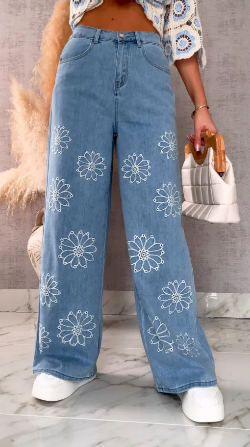 Lekko elastyczne spodnie jeansowe BLUE JEANS z haftowanymi kwiatami - R710