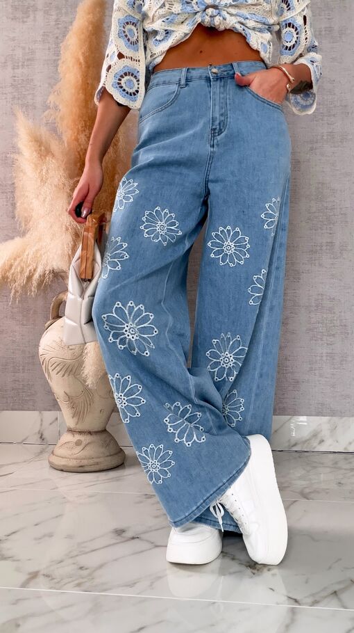 Lekko elastyczne spodnie jeansowe BLUE JEANS z haftowanymi kwiatami - R710