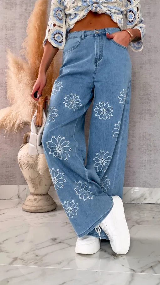 Lekko elastyczne spodnie jeansowe BLUE JEANS z haftowanymi kwiatami - R710